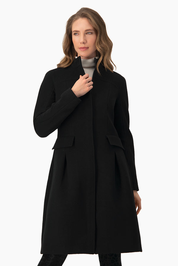 Abrigo largo negro y cierre frontal