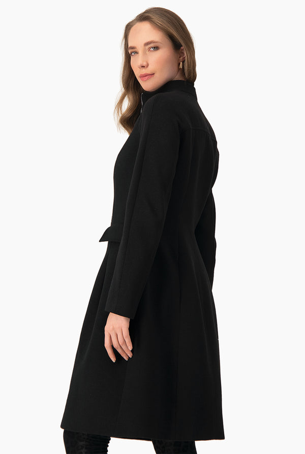 Abrigo largo negro y cierre frontal