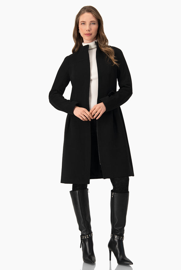 Abrigo largo negro y cierre frontal