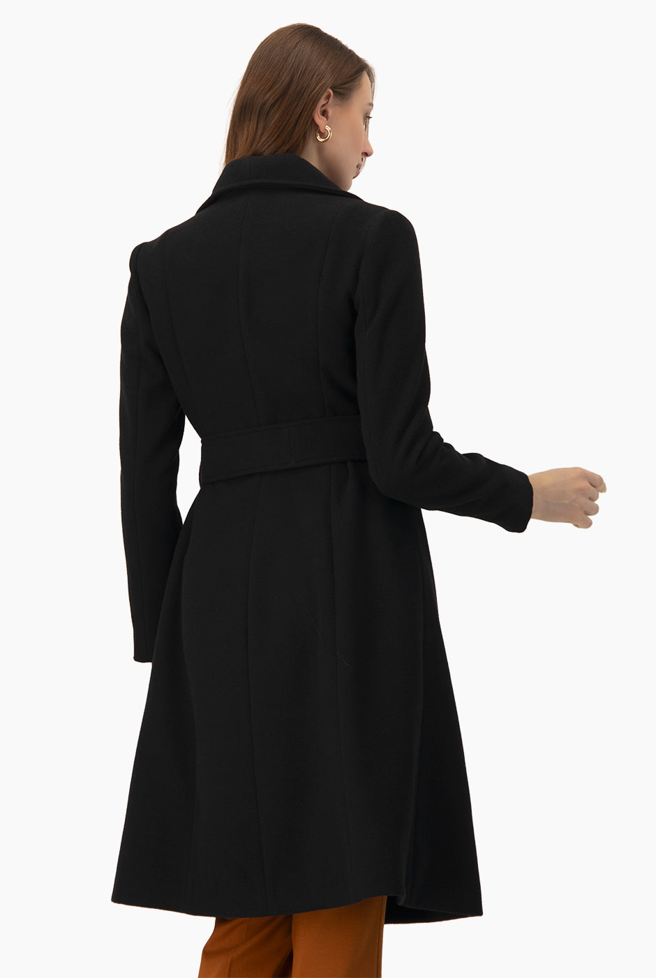 Abrigo largo negro con solapa y cinta ajustable en la cintura