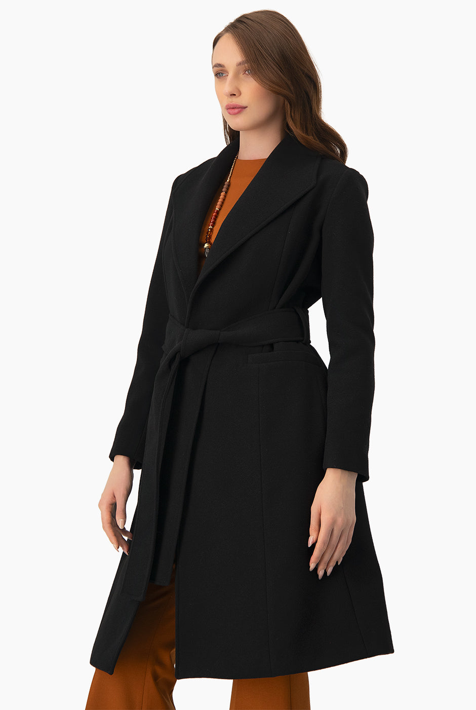 Abrigo largo negro con solapa y cinta ajustable en la cintura