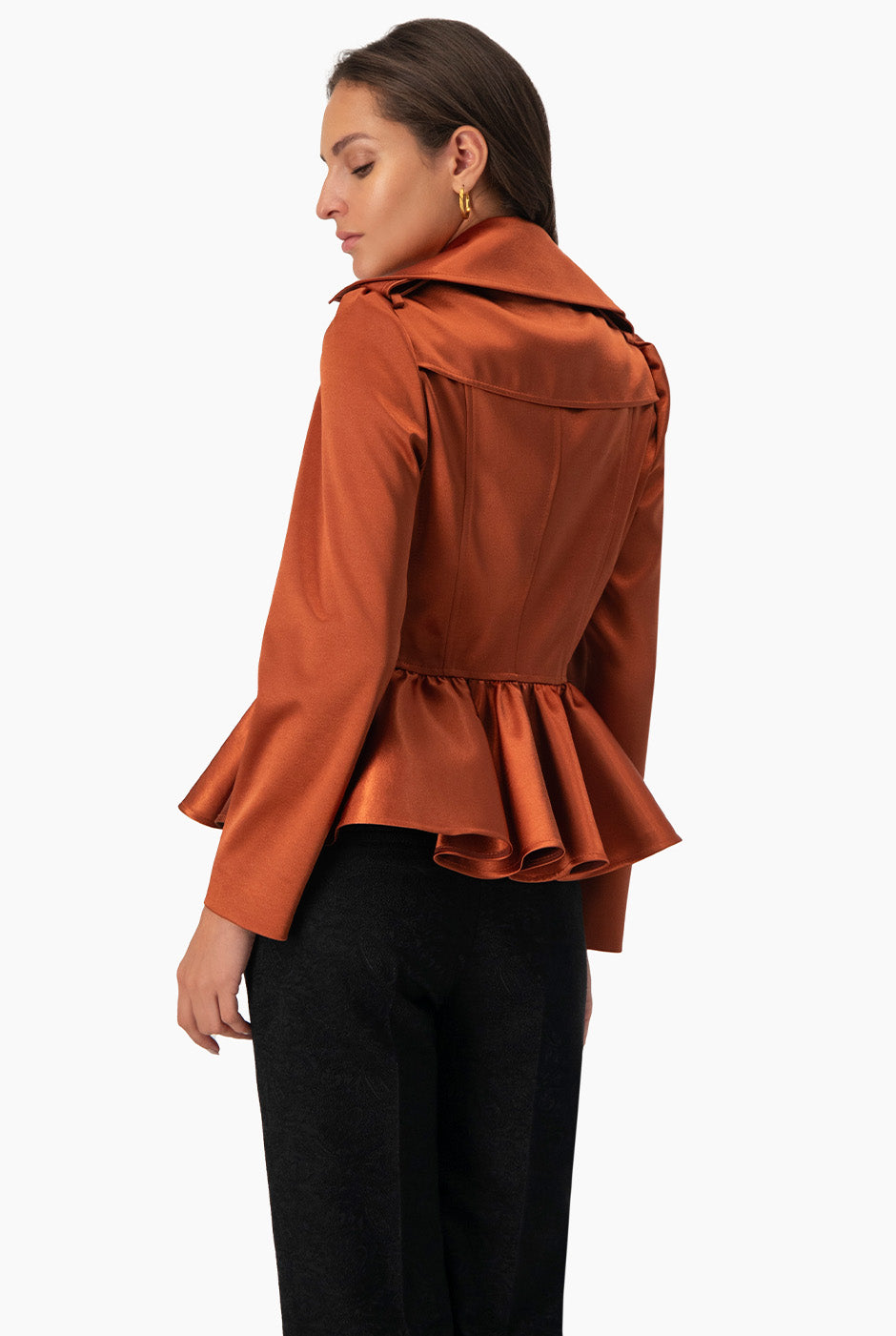 Trench liso corto chedrón con solapa y botones