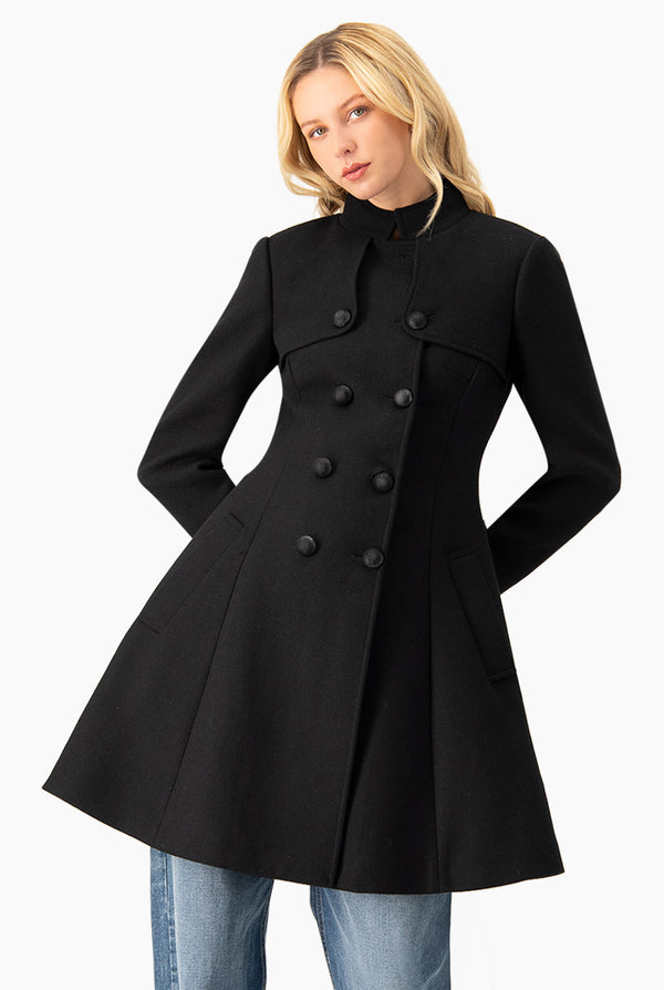 Abrigo negro con doble botonadura