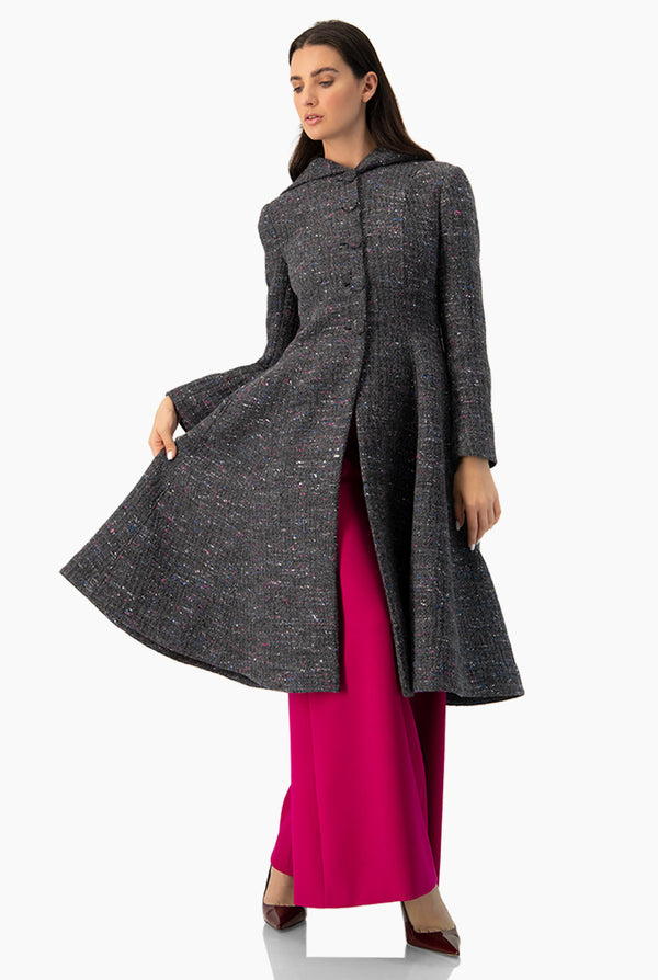 Abrigo largo gris y capucha