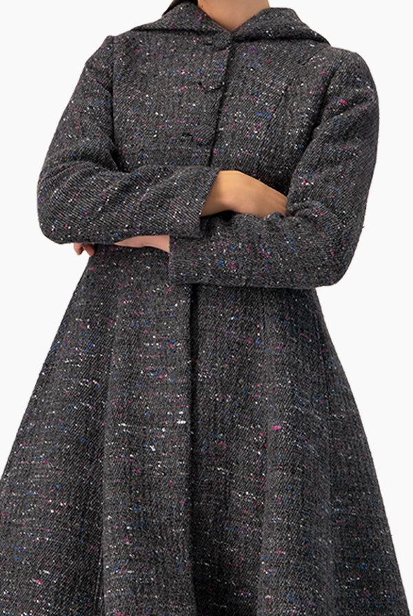 Abrigo largo gris y capucha