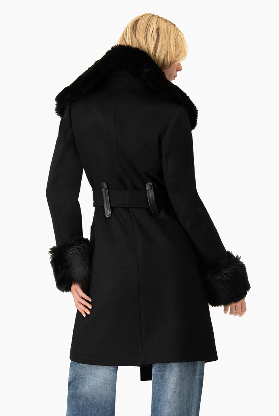 Abrigo largo cruzado negro con peluche en cuello y puños