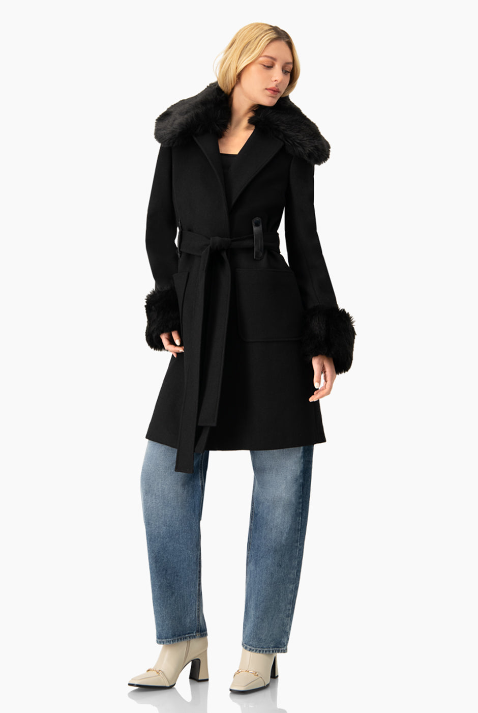 Abrigo largo cruzado negro con peluche en cuello y puños