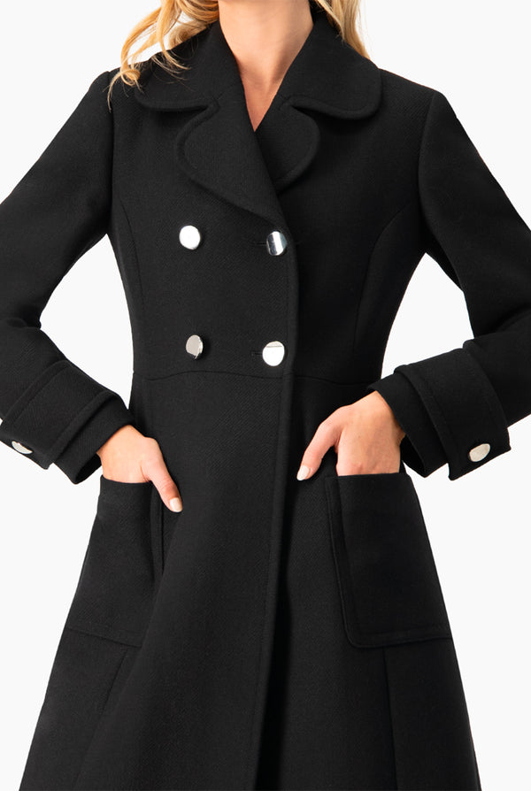 Abrigo negro y doble botonadura