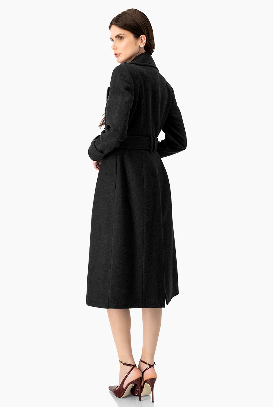 Abrigo largo negro con cinturón y hebilla en mangas