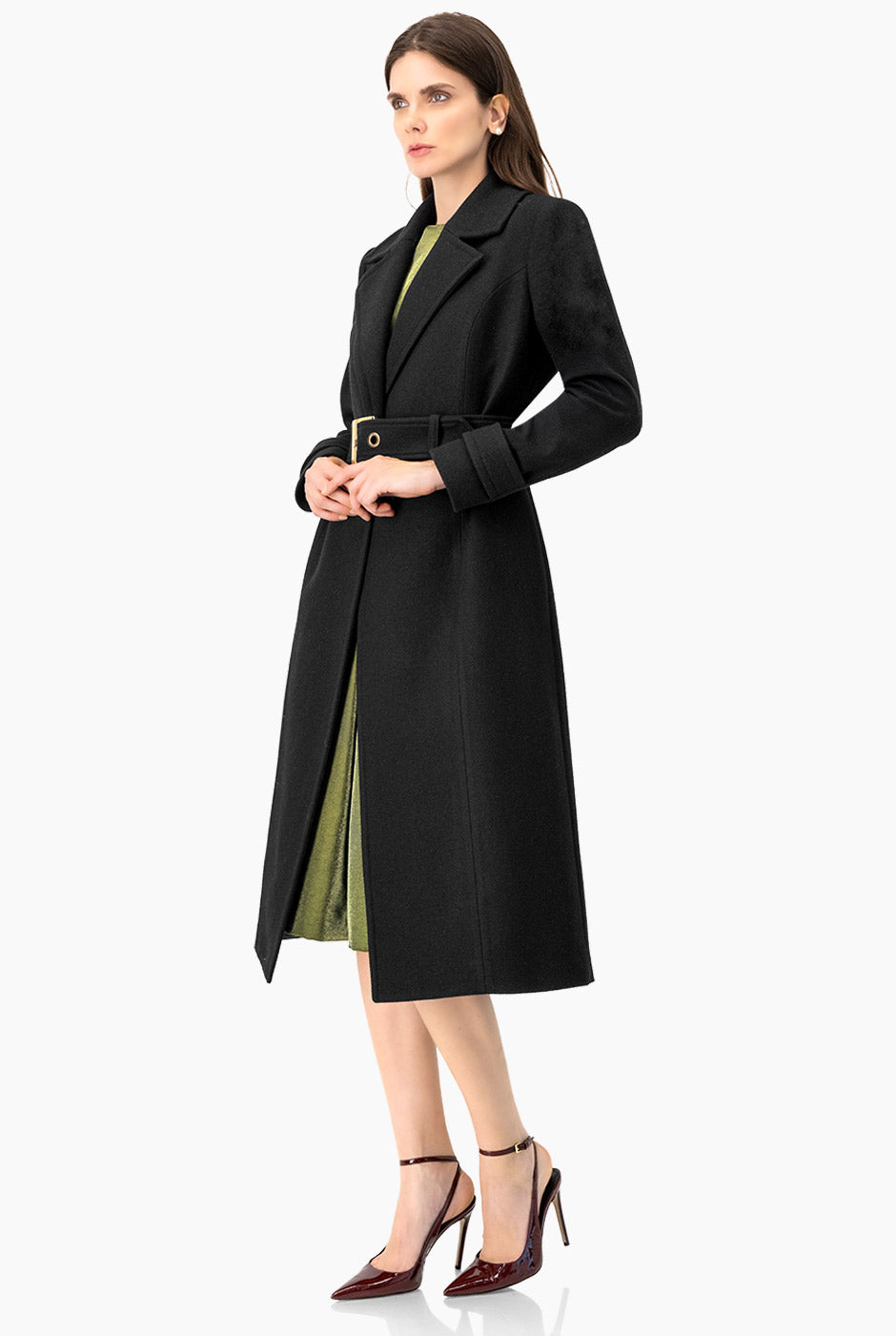 Abrigo largo negro con cinturón y hebilla en mangas