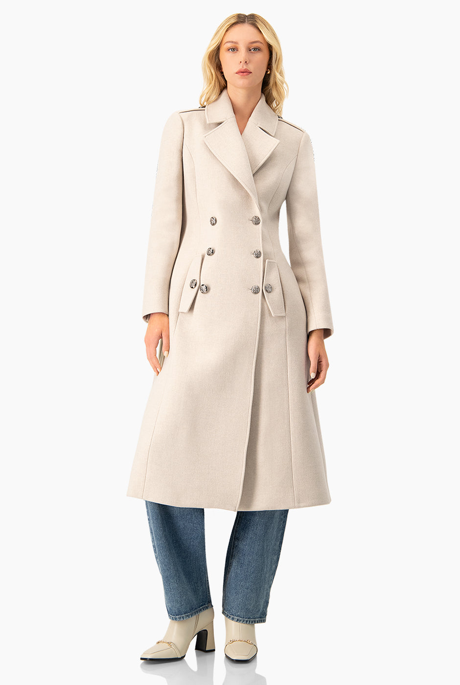 Abrigo largo cruzado en marfil con doble botonadura y solapa