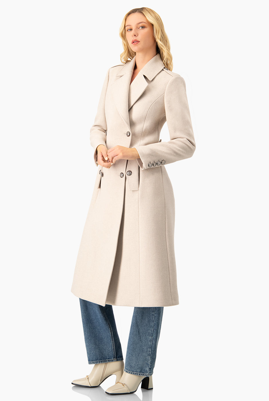 Abrigo largo cruzado en marfil con doble botonadura y solapa