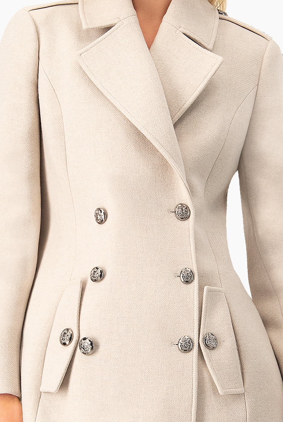 Abrigo largo cruzado en marfil con doble botonadura y solapa