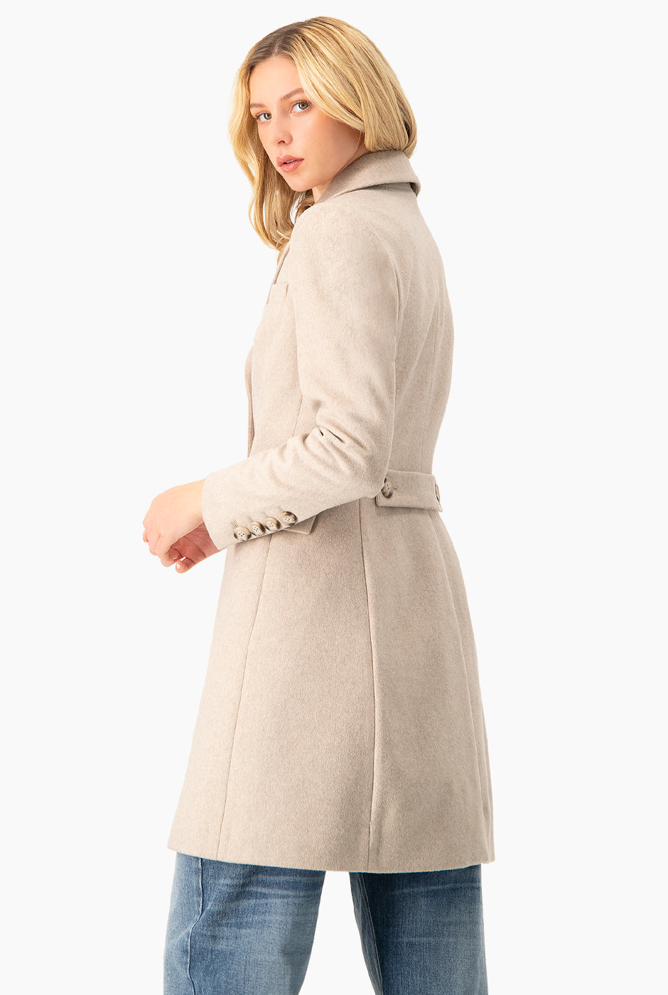 Abrigo largo beige con botones frontales y solapa