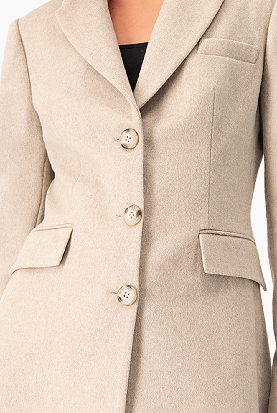 Abrigo largo beige con botones frontales y solapa