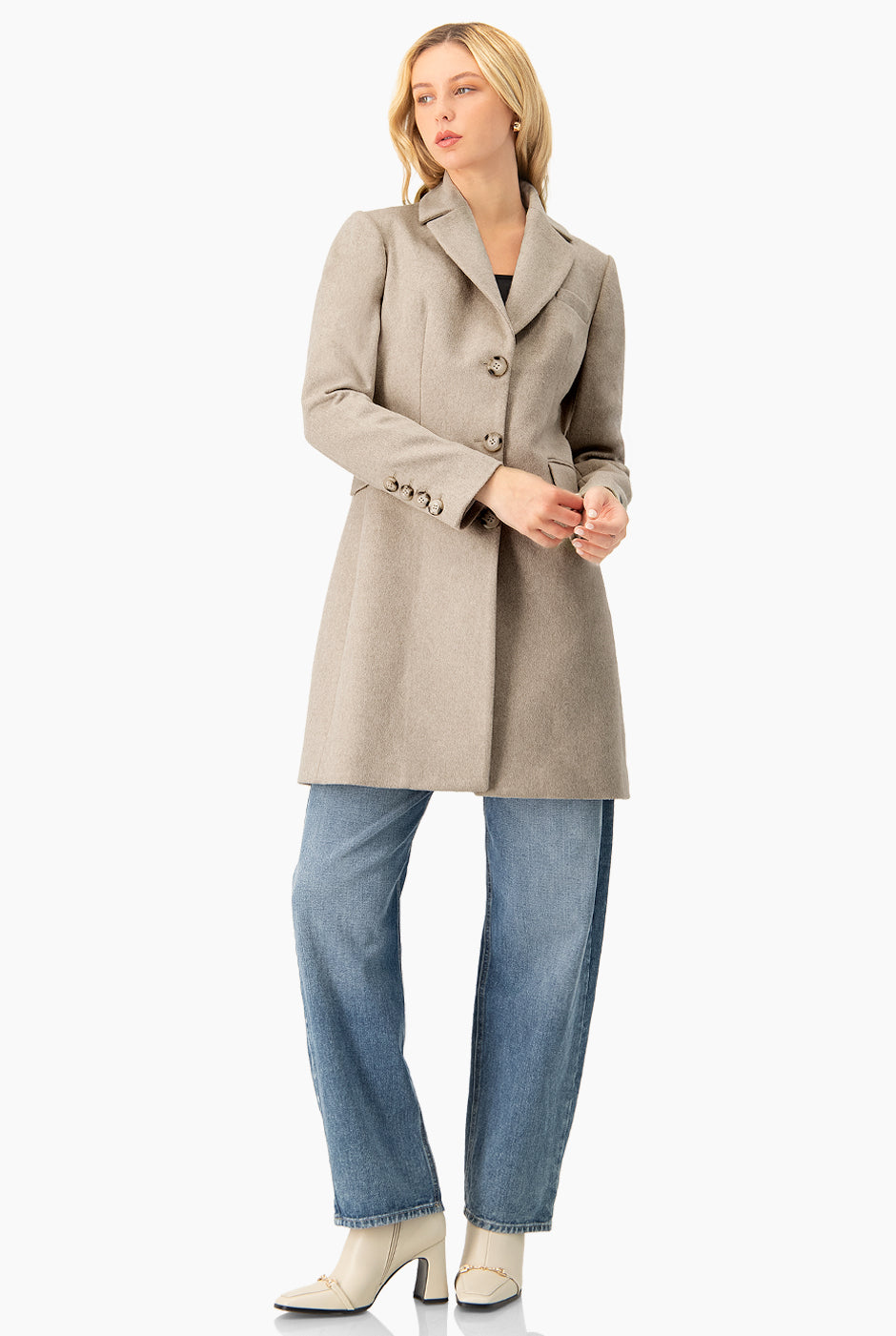 Abrigo largo marfil con botones y solapa amplia