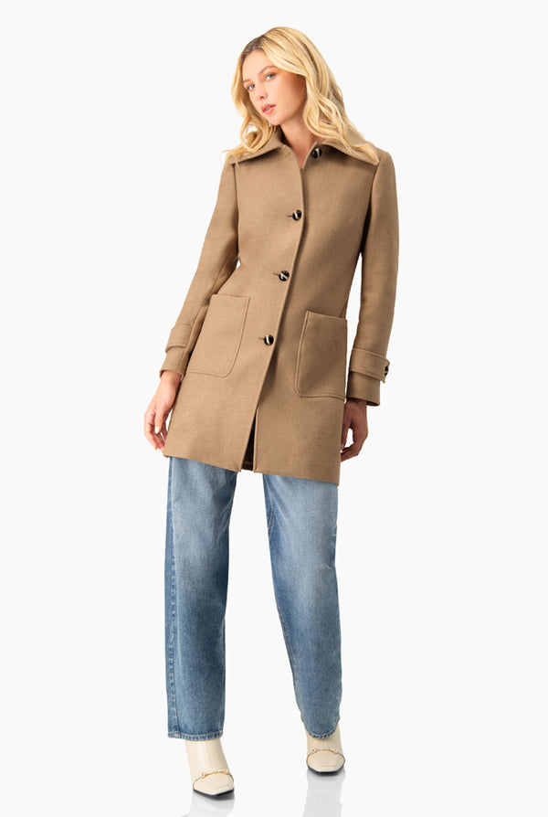 Abrigo liso con bolsillos y botones