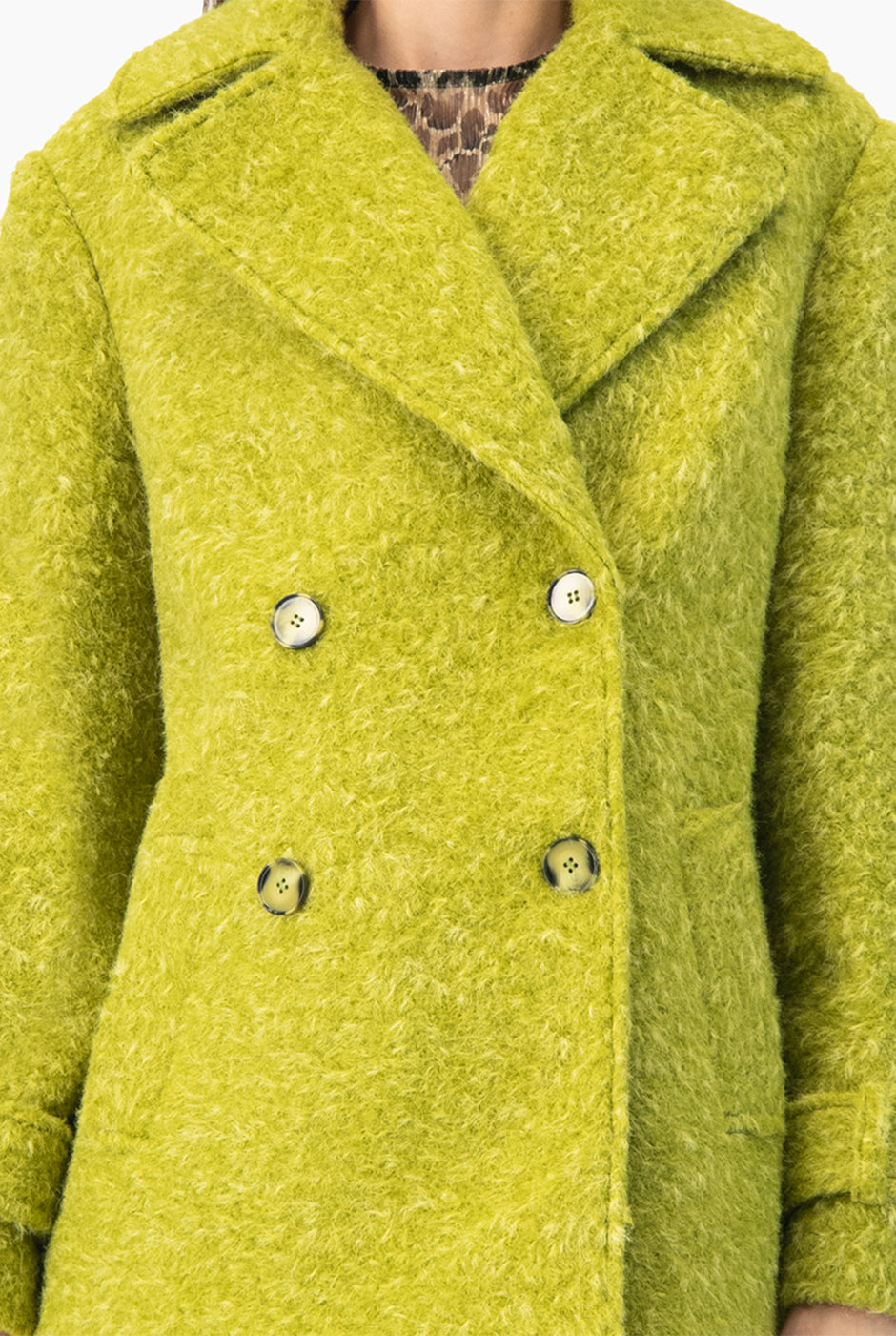 Abrigo verde liso con maxi solapa y botones