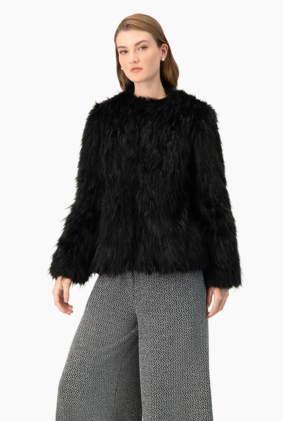 Abrigo negro de pelo sintético con broches ocultos