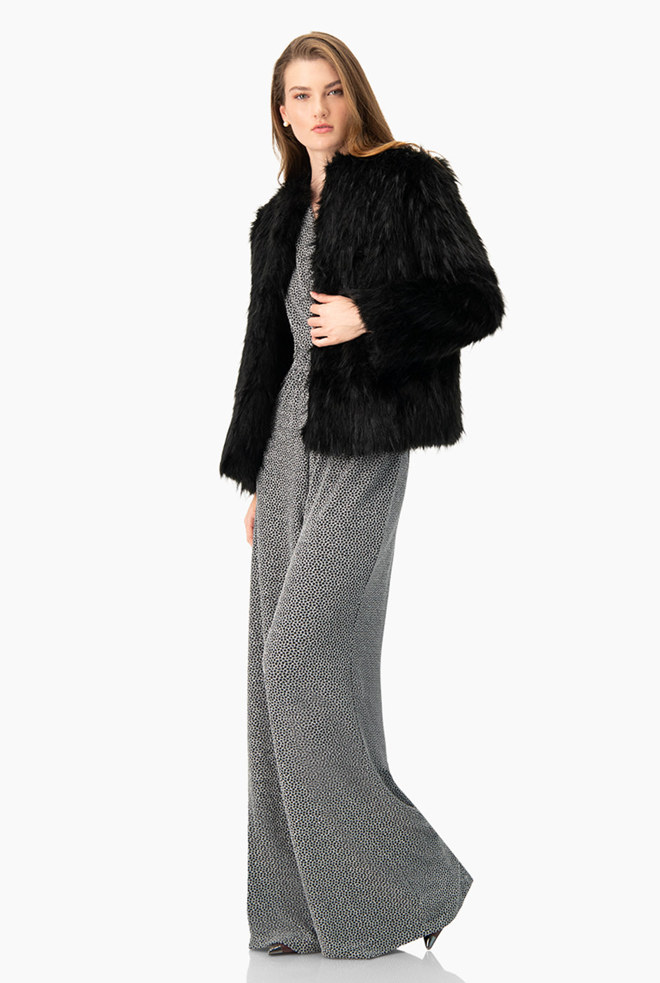 Abrigo negro de pelo sintético con broches ocultos