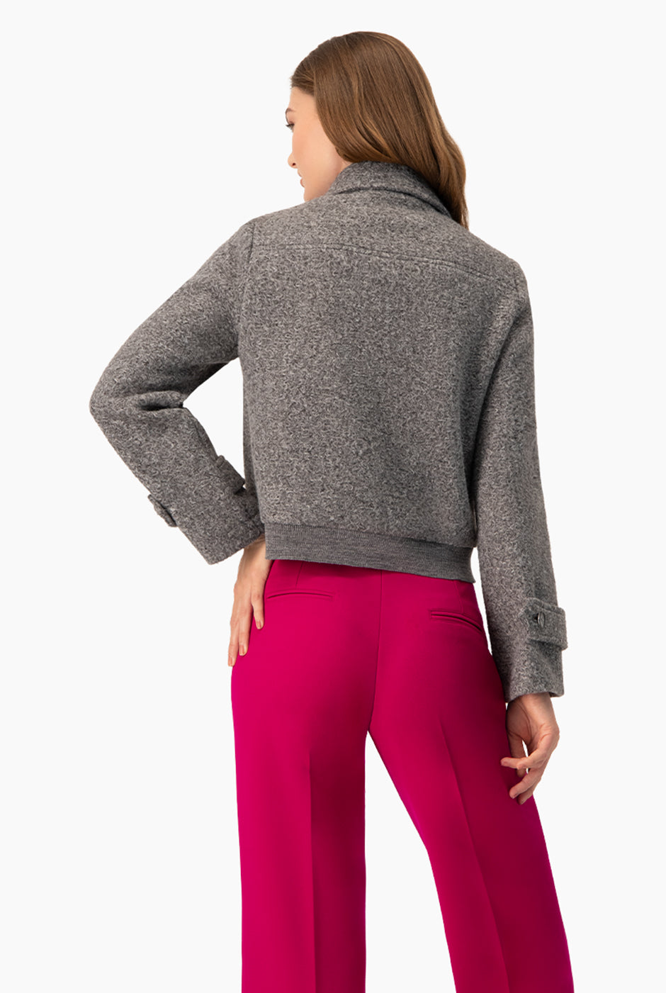 Abrigo corto gris con cierre y charreteras en las mangas