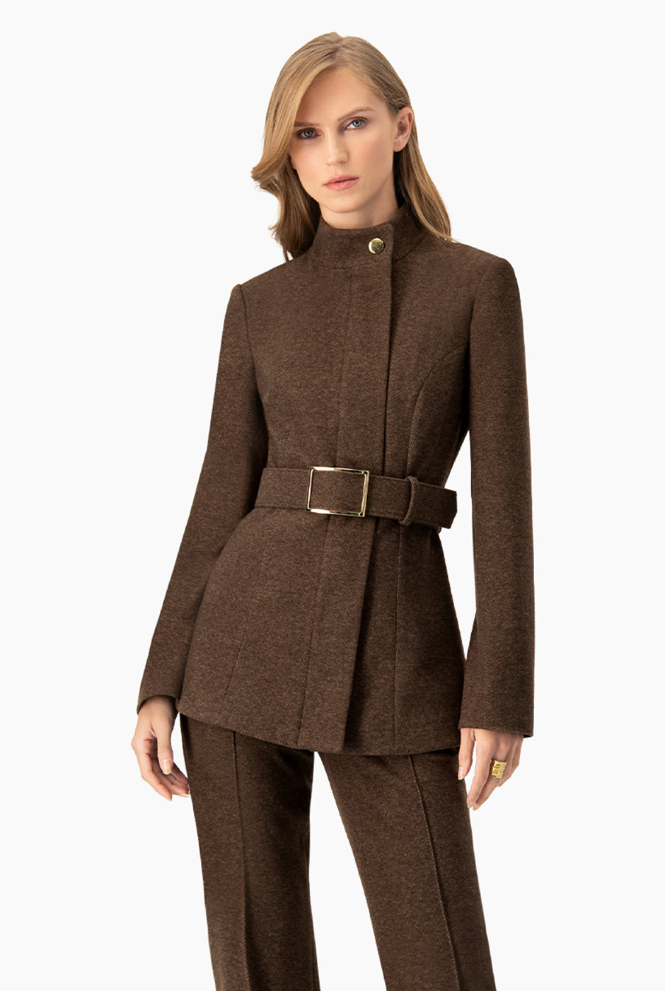Abrigo café con cinturón y cuello alto, elegante y moderno