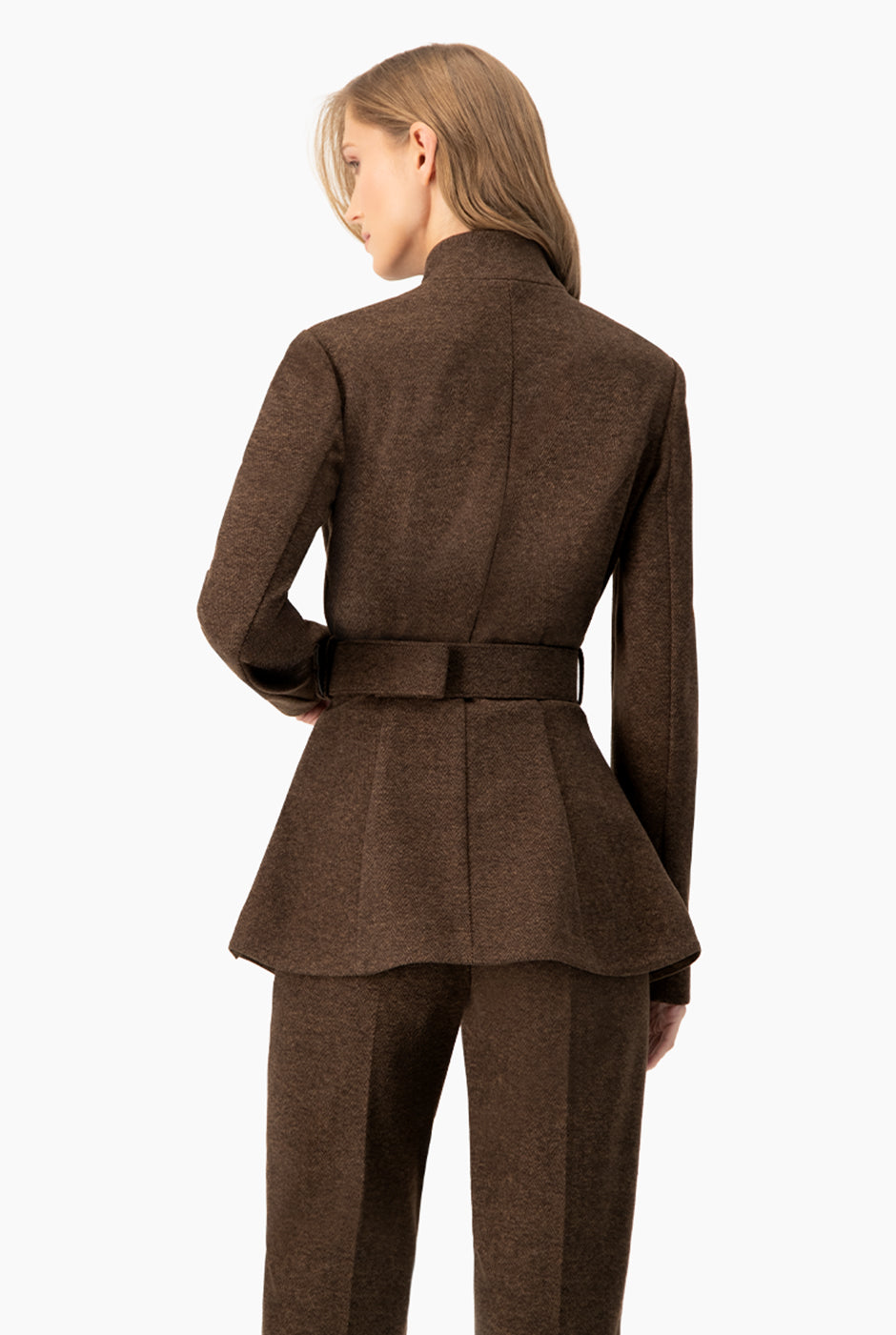 Abrigo café con cinturón y cuello alto, elegante y moderno