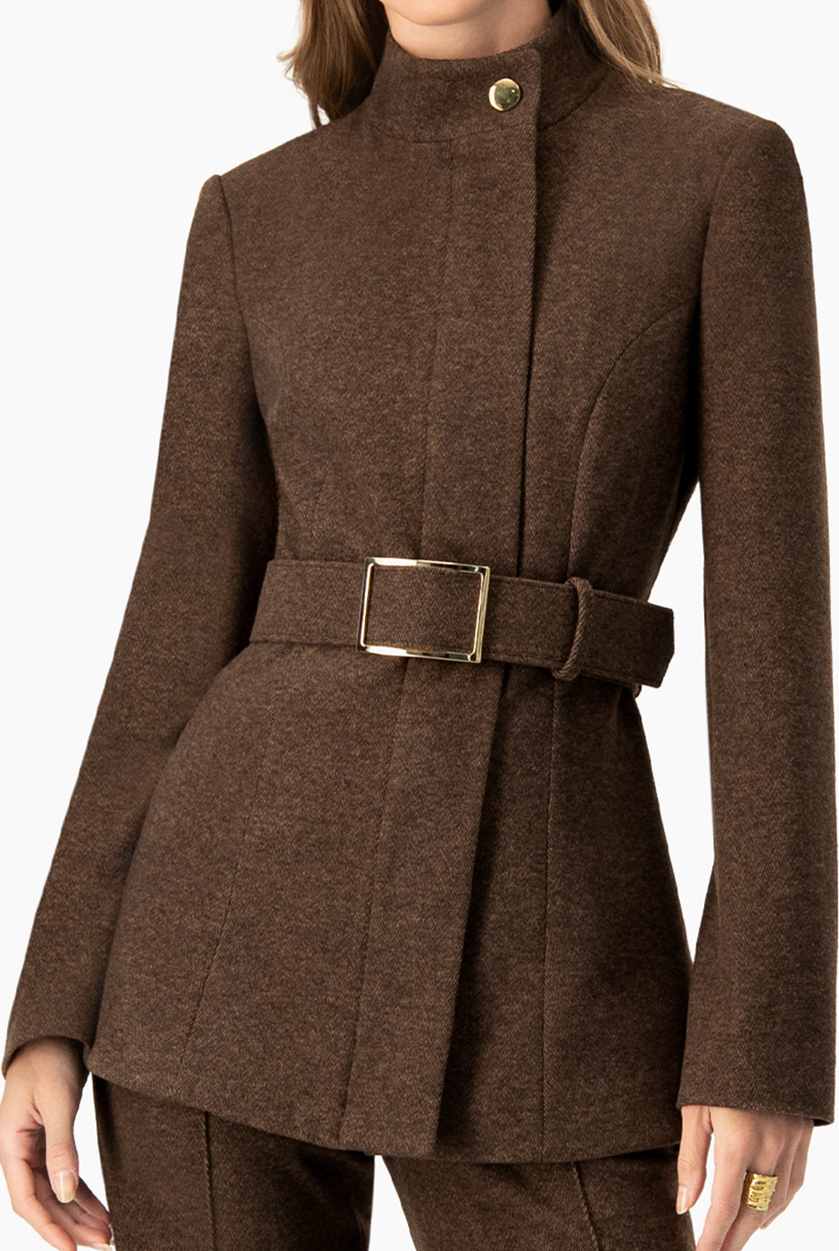 Abrigo café con cinturón y cuello alto, elegante y moderno