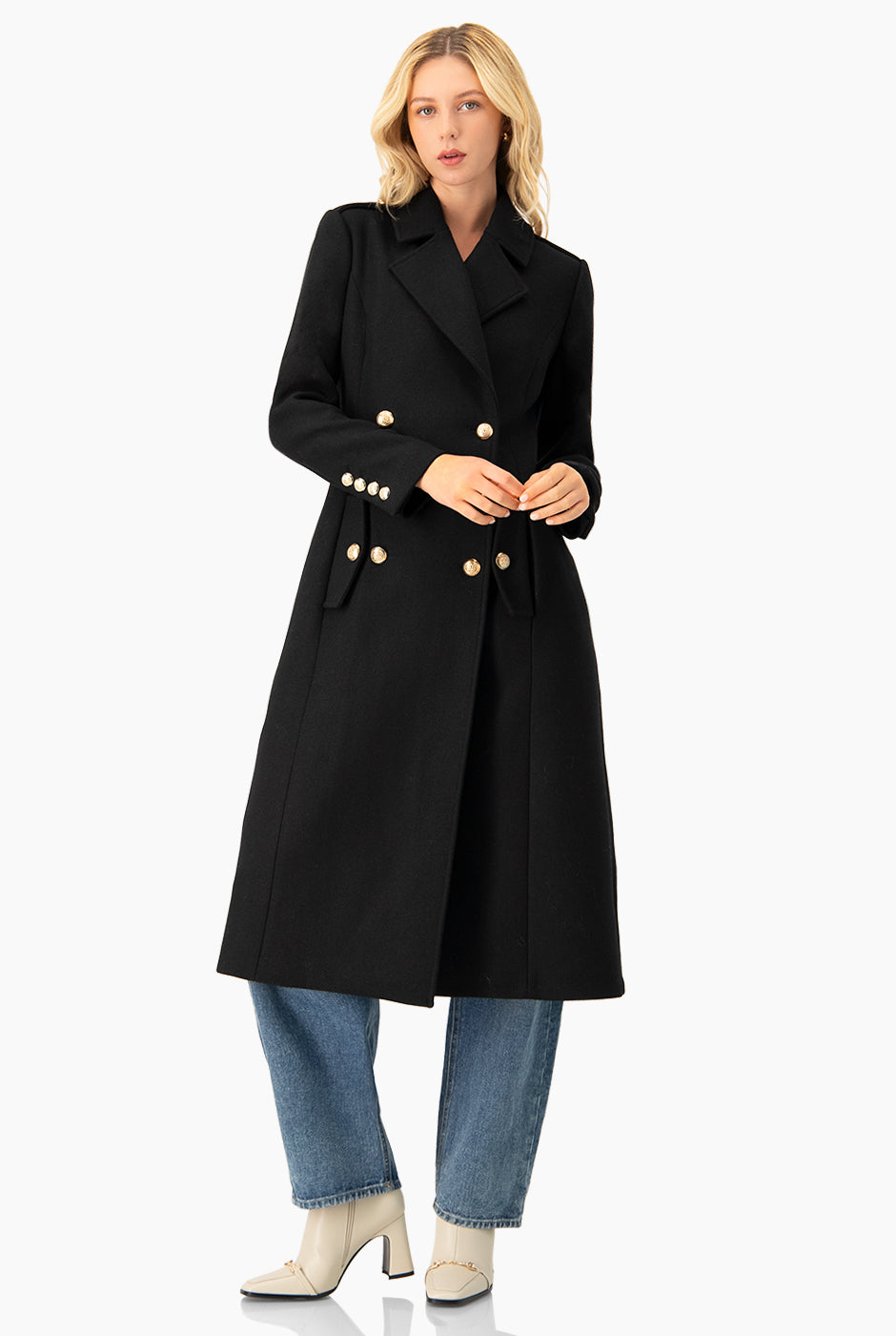 Abrigo largo negro con doble botonadura y solapas anchas