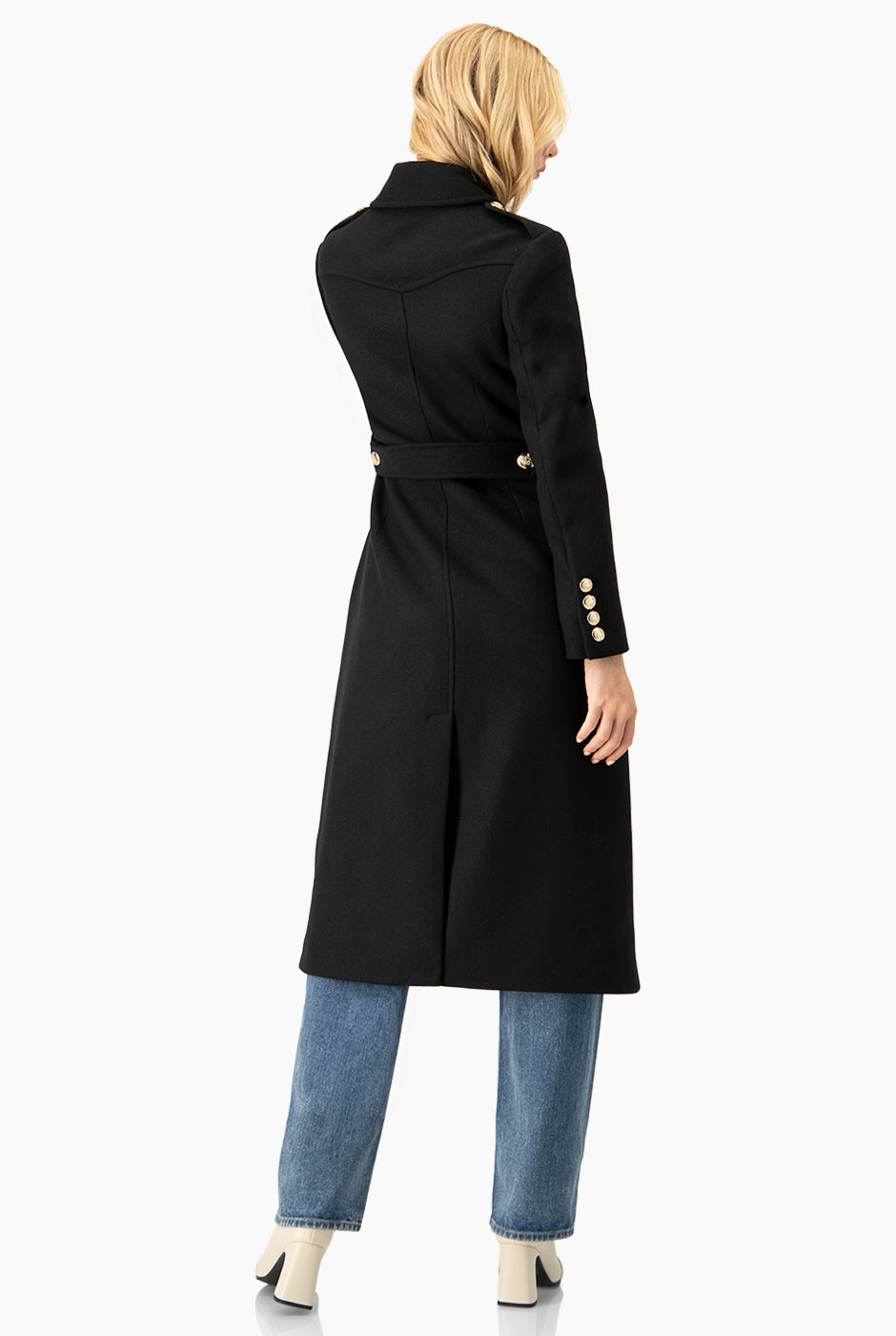 Abrigo largo negro con doble botonadura y solapas anchas