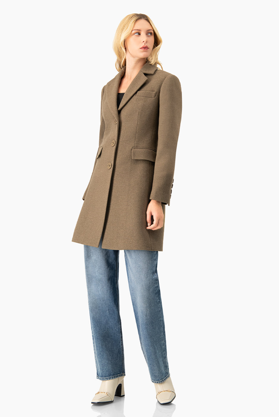 Abrigo largo verde oliva con bolsillos de solapa y botones