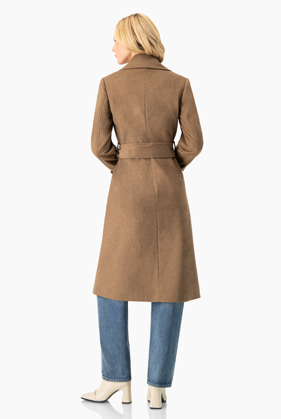 Abrigo largo café cruzado con cinturón y bolsillos