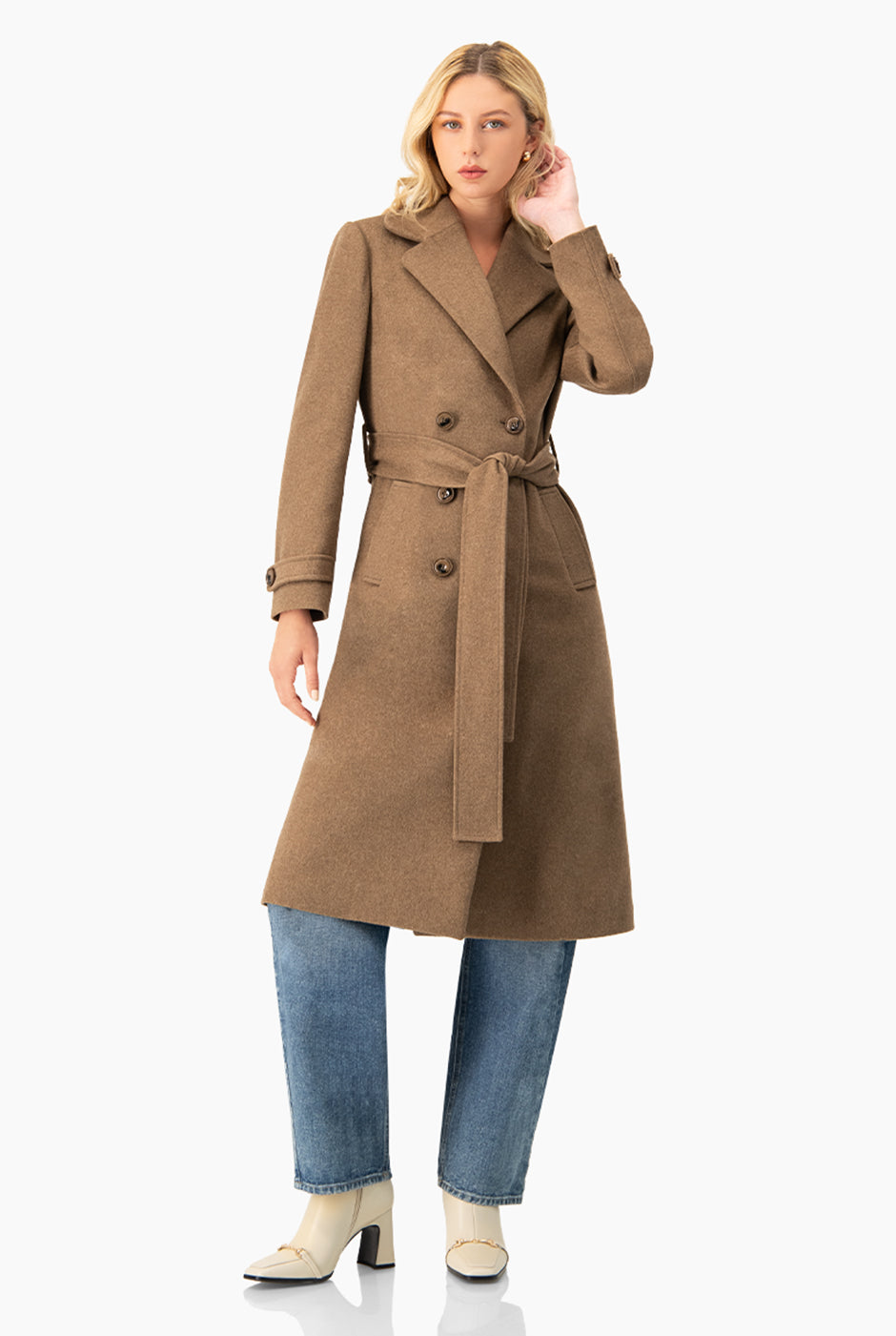 Abrigo largo café cruzado con cinturón y bolsillos