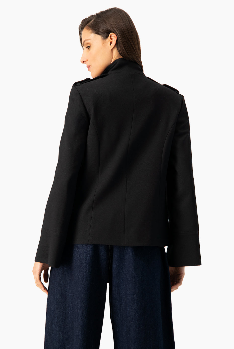 Abrigo negro de cuello alto con doble botonadura y solapas