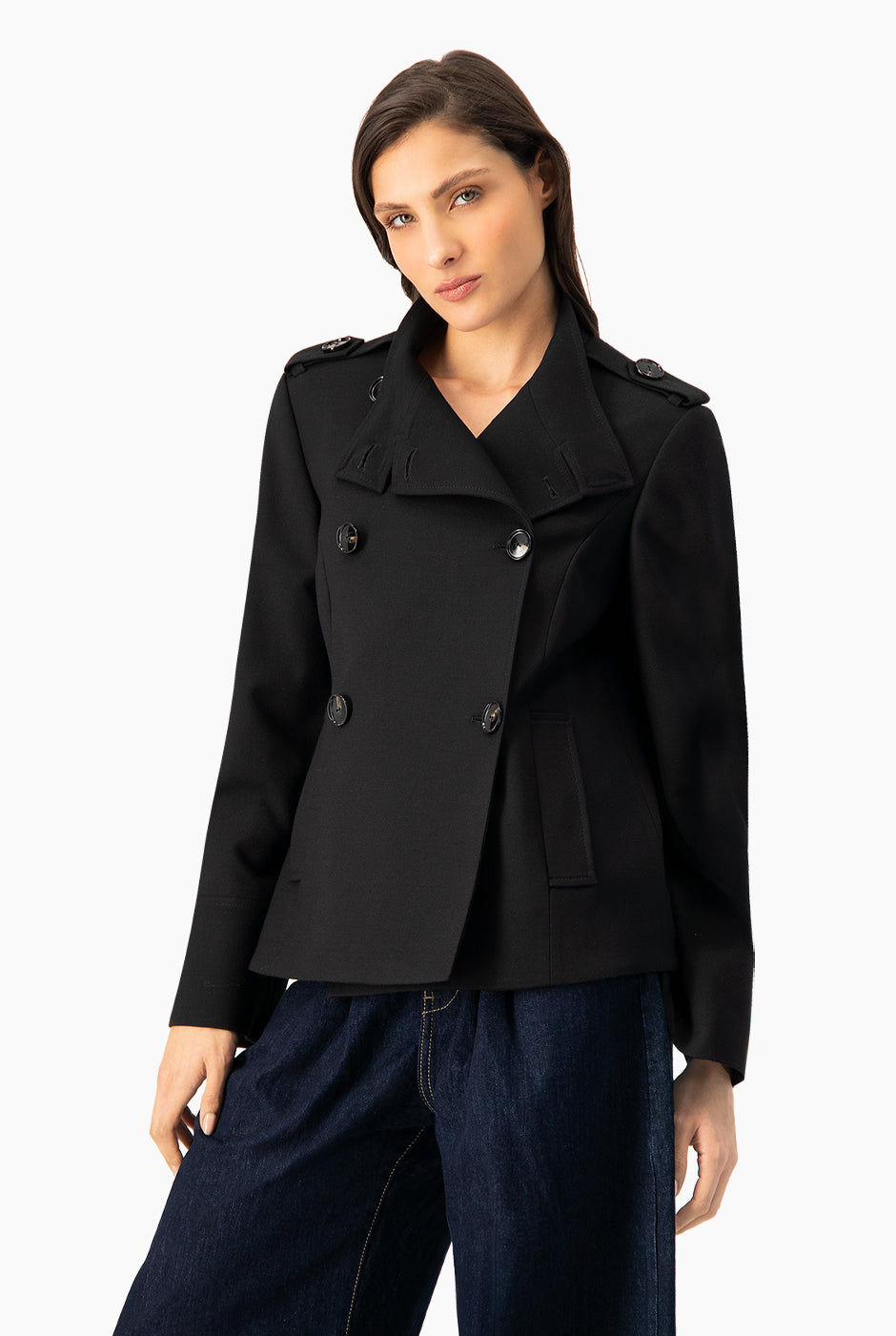 Abrigo negro de cuello alto con doble botonadura y solapas
