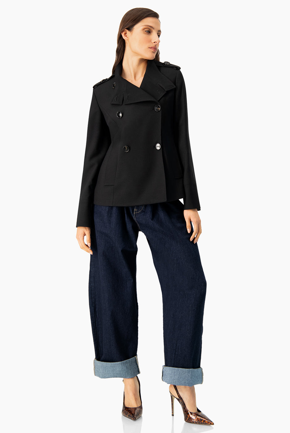 Abrigo negro de cuello alto con doble botonadura y solapas