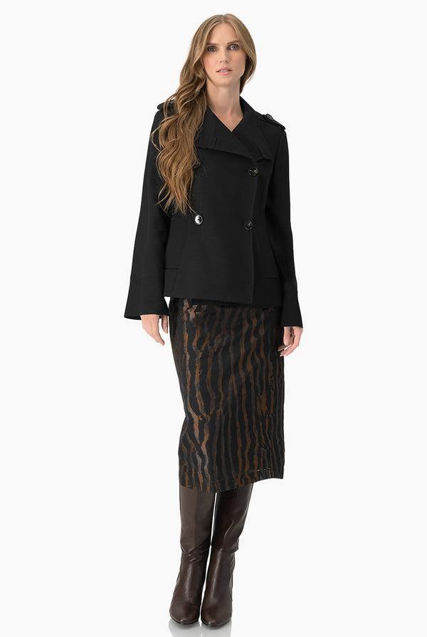 Abrigo negro de cuello alto