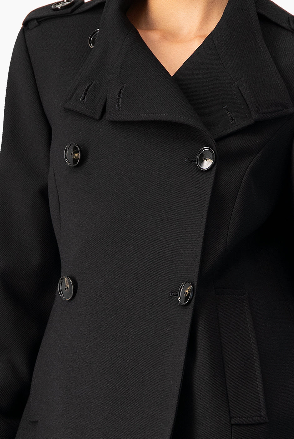 Abrigo negro de cuello alto con doble botonadura y solapas