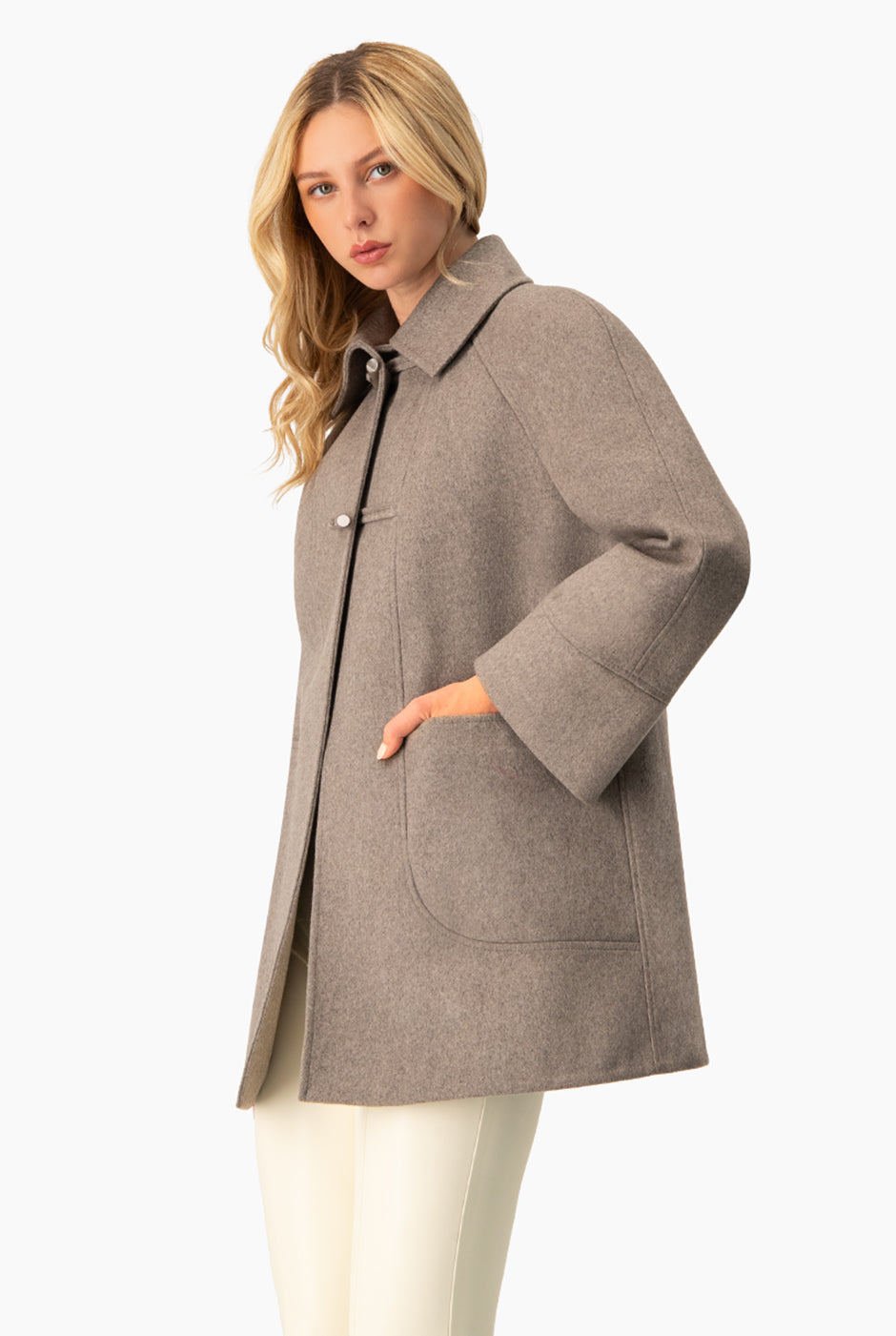 Abrigo gris largo con bolsillos y botones visibles