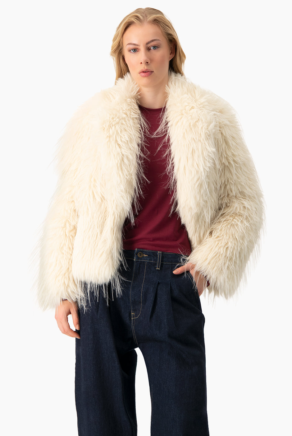 Abrigo de peluche marfil con textura elegante y solapa