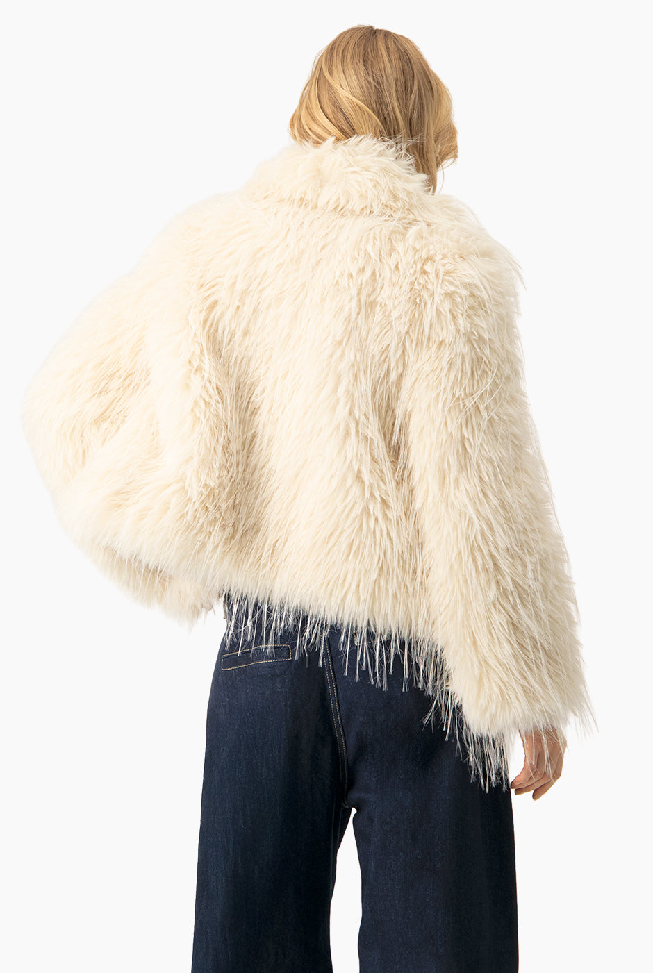 Abrigo de peluche marfil con textura elegante y solapa