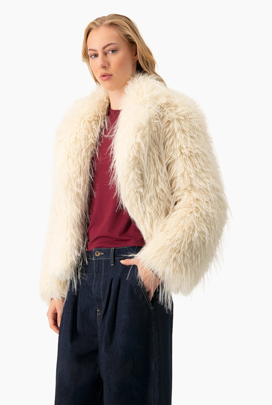 Abrigo de peluche marfil con textura elegante y solapa