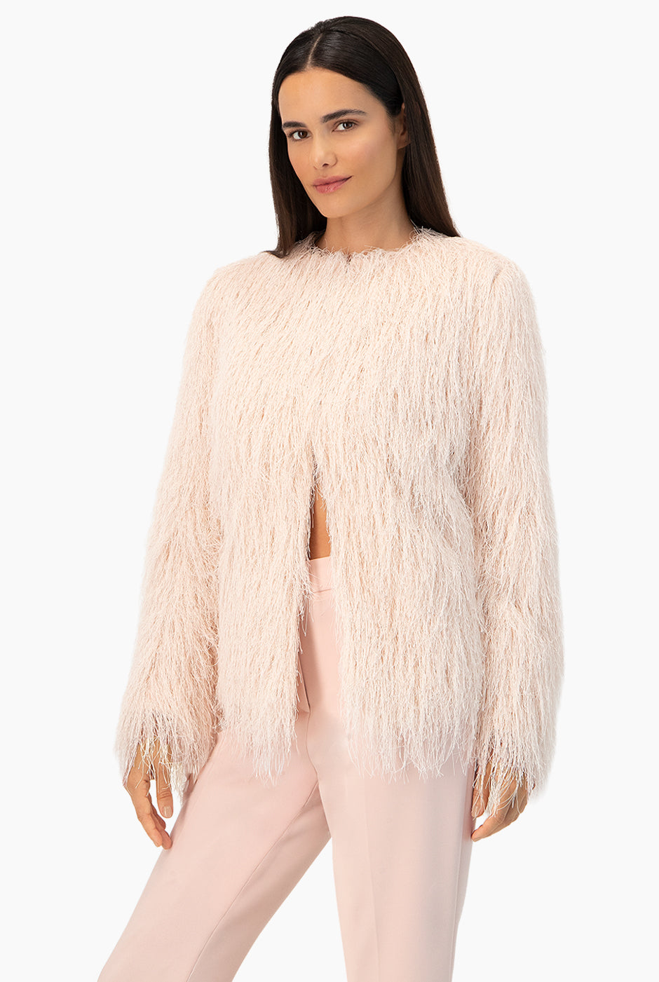 Abrigo de flecos rosa con broches y cuello redondo
