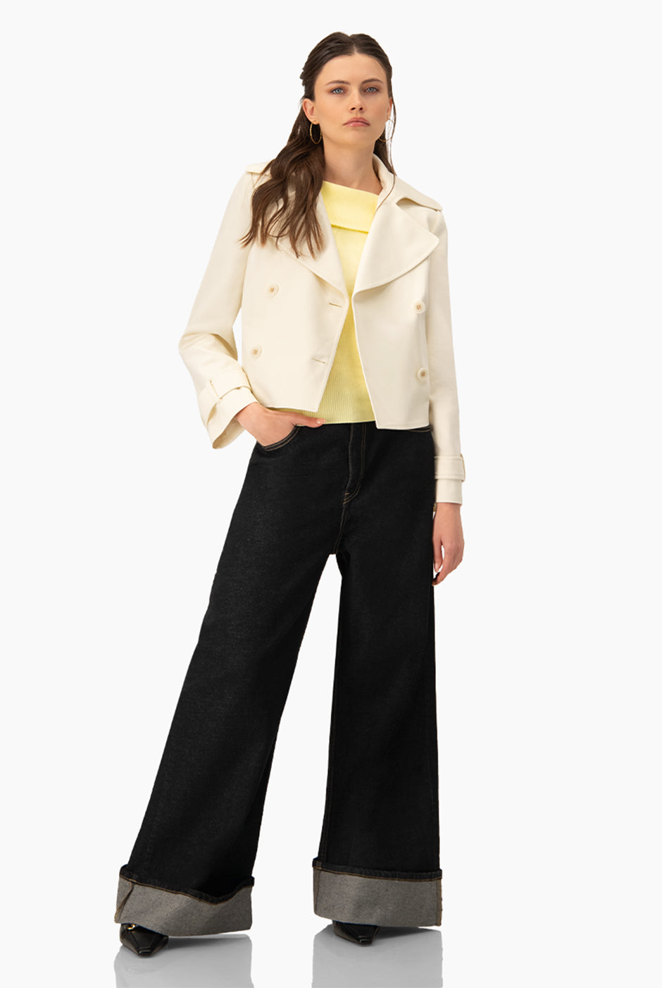 Gabardina corta marfil con botones y solapa amplia