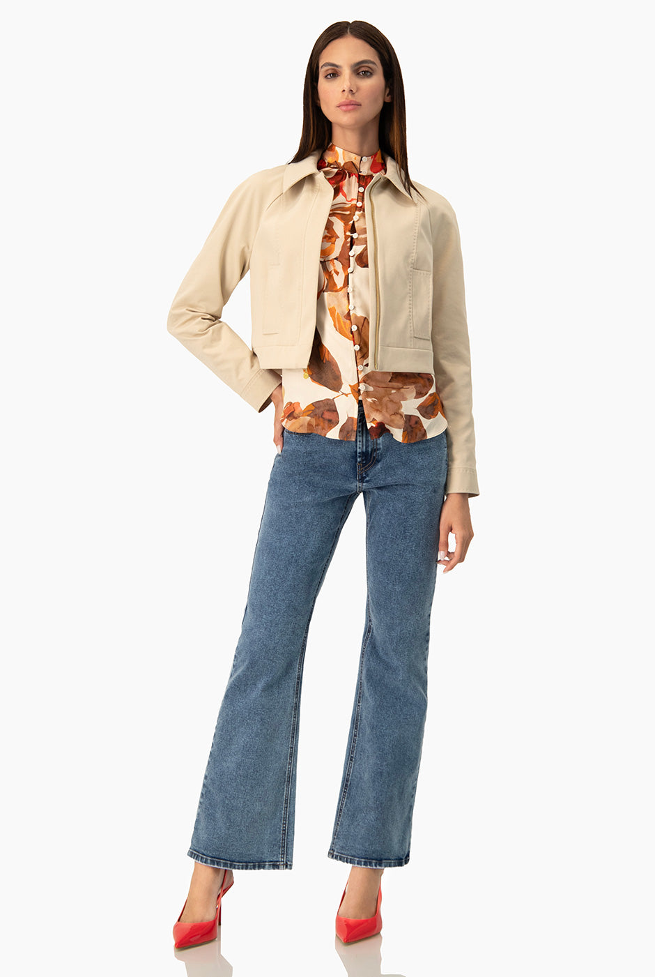 Trench Ivonne corto beige con cuello camisero y bolsillos