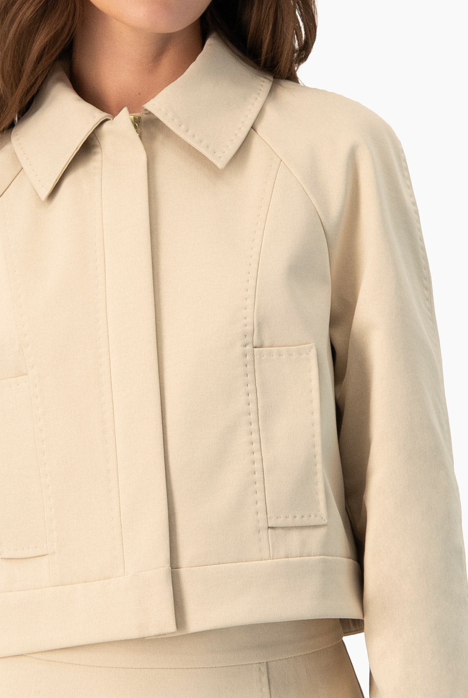 Trench Ivonne corto beige con cuello camisero y bolsillos