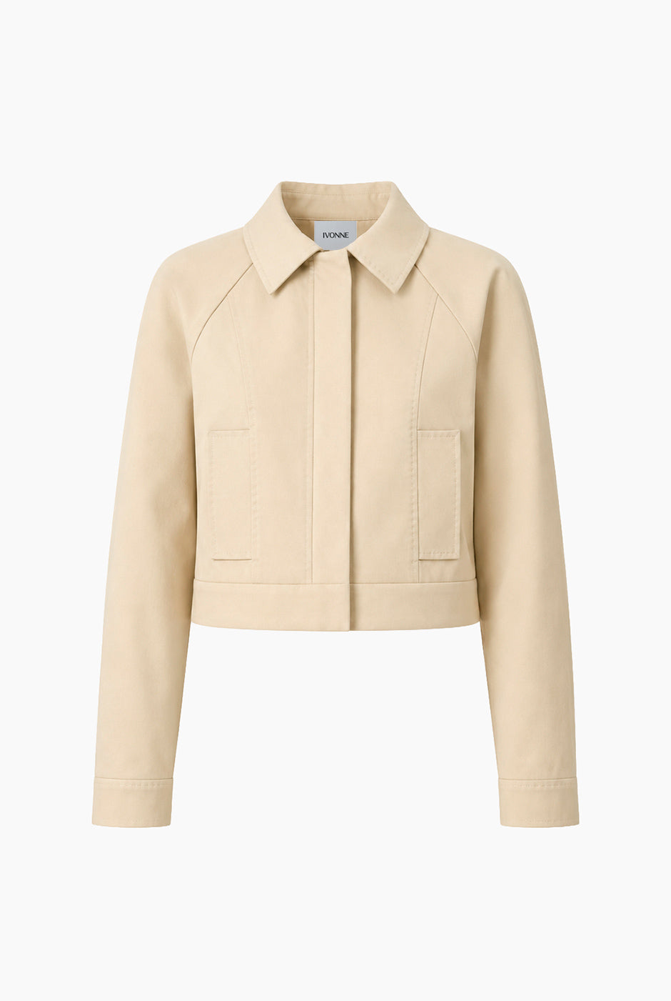 Trench Ivonne corto beige con cuello camisero y bolsillos