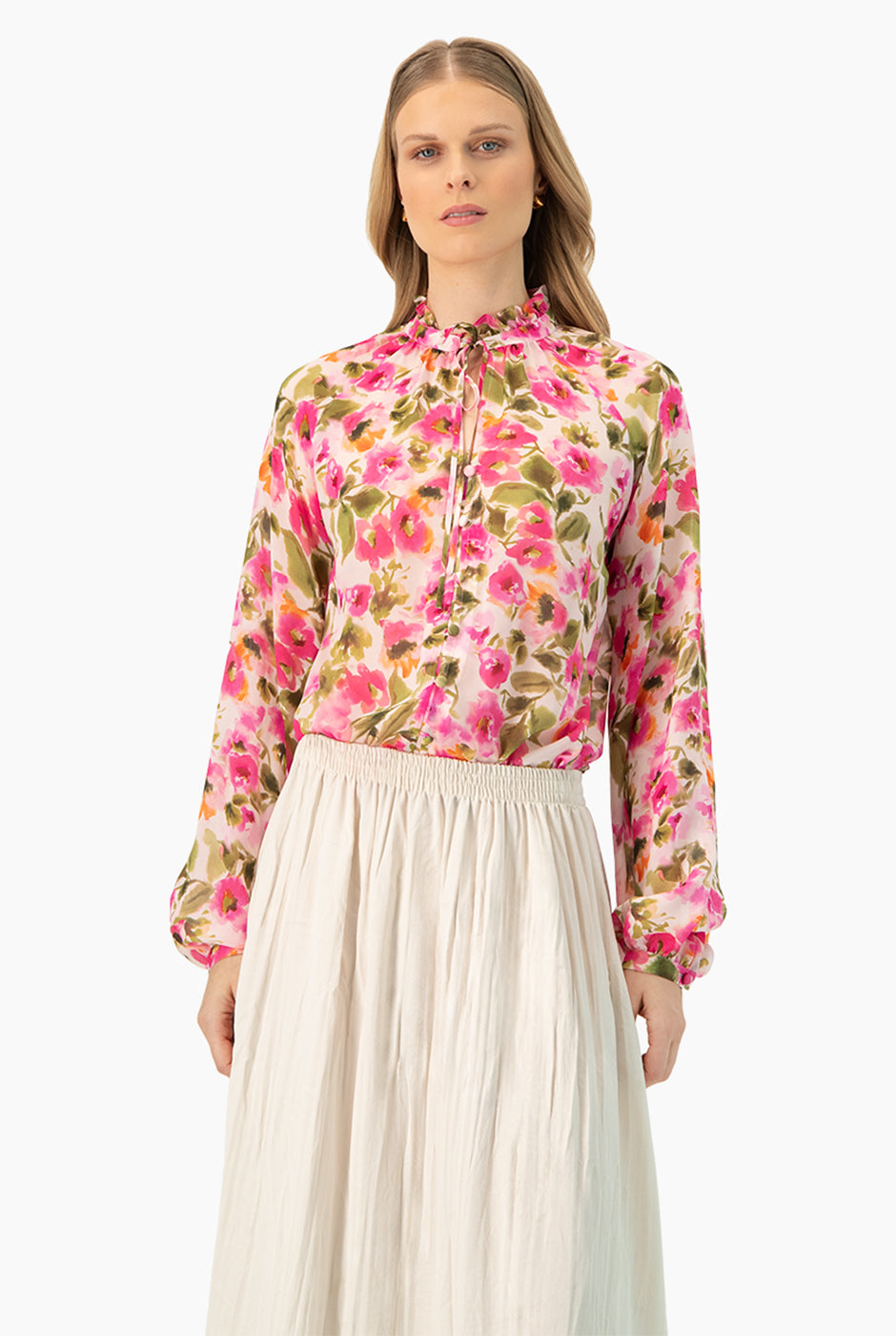 Blusa de cuello alto con cinta