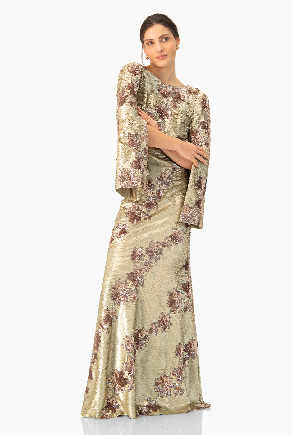 Vestido largo dorado de lentejuelas con espalda descubierta y mangas largas