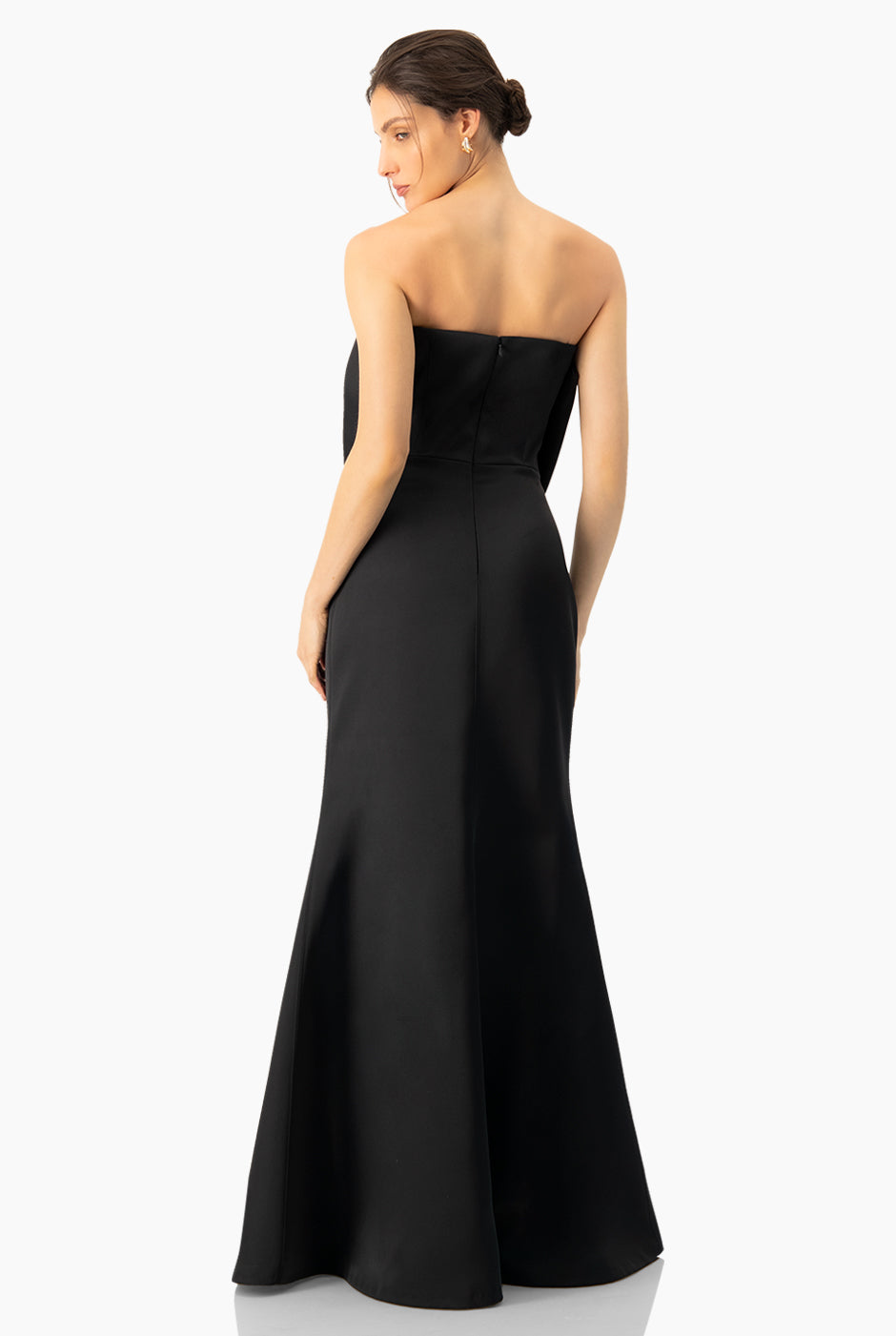Vestido strapless tipo sirena negro con lazo frontal